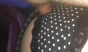 في التاريخ الأول ، انفجر فلم سكسي هولندي صاحب الديك داخل السيارة