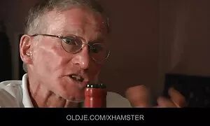 ابتلاع جمال الديك و الكرمة مزدوجة اللسان فلم سكسي ايطالي قديم